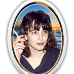 Πορσελάνη οβάλ 13x18 cm με χρυσό περίγραμμα.