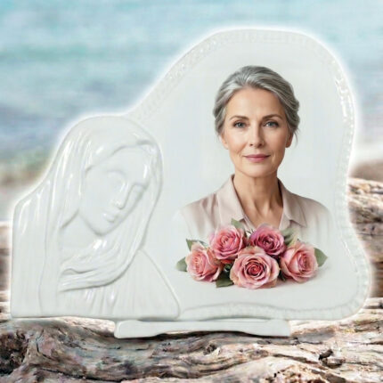 Εκτύπωση φωτογραφίας σε πορσελάνη Παναγία για μνήμα με φόντο θάλασσα