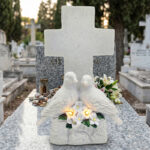 Σταυρός με περιστέρια και φώτα led στα λουλούδια. - Image 2