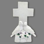 Σταυρός με περιστέρια και φώτα led στα λουλούδια.