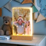 Κορνίζα Ακρυλική με Φωτογραφία LED & Βάση – Μοναδικό Φωτιζόμενο Δώρο